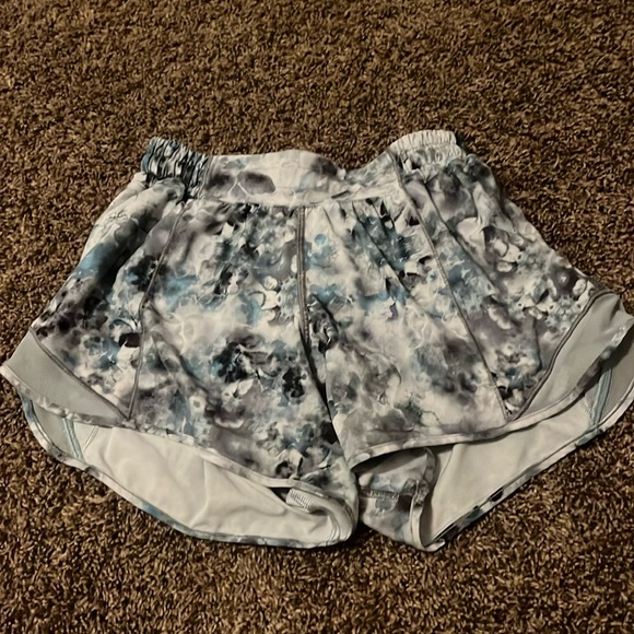 Lululemon hotty hots, 4 tall - Picture 1 of 2